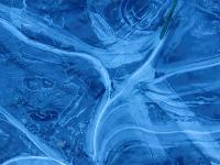 Strukturen in blauschimmerndem Eis